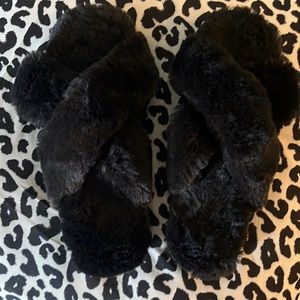 Black fluffy slippers